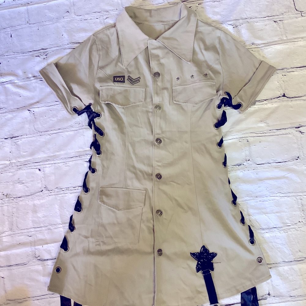 ATTENTION STRIPPERS. USO OUTFIT WITH STOCKINGS AND BELTS.